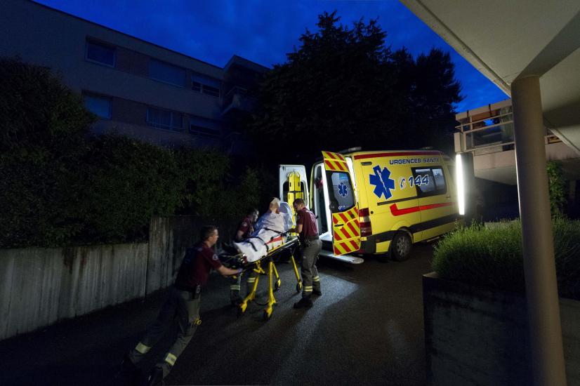 La nuit avec des ambulanciers de la ville de Lausanne. 4 H 50, Ludovic et   Guillaume emmène une patiente aux urgences du CHUV.