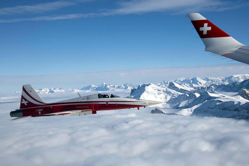 Un avion de la patrouille acrobatique officielle des Forces aériennes suisses